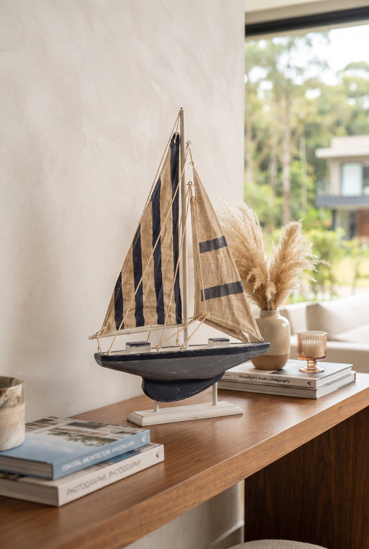 VELEIRO NAVEGANTE DECORATIVO AZUL E BRANCO - 51x33x5,5
