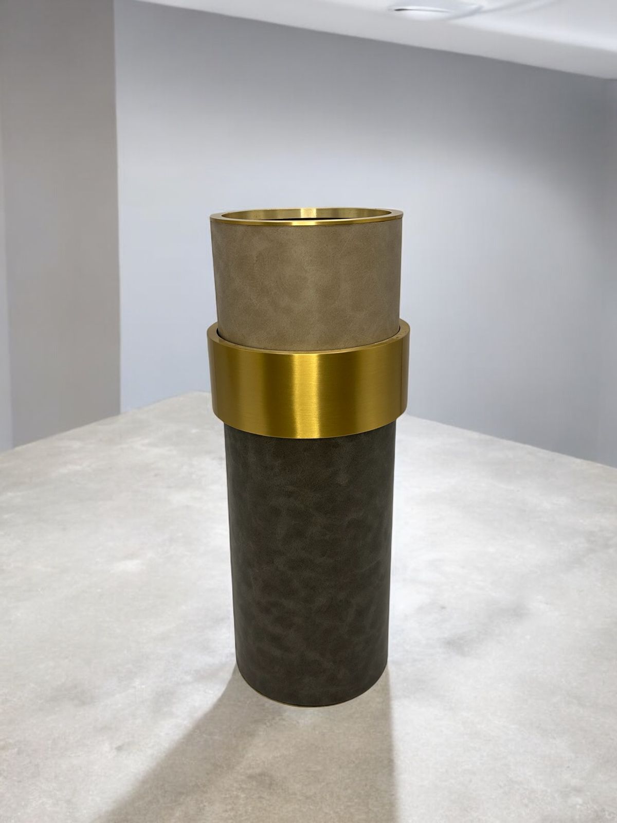VASO EM COURO GRAY - 32x11x11