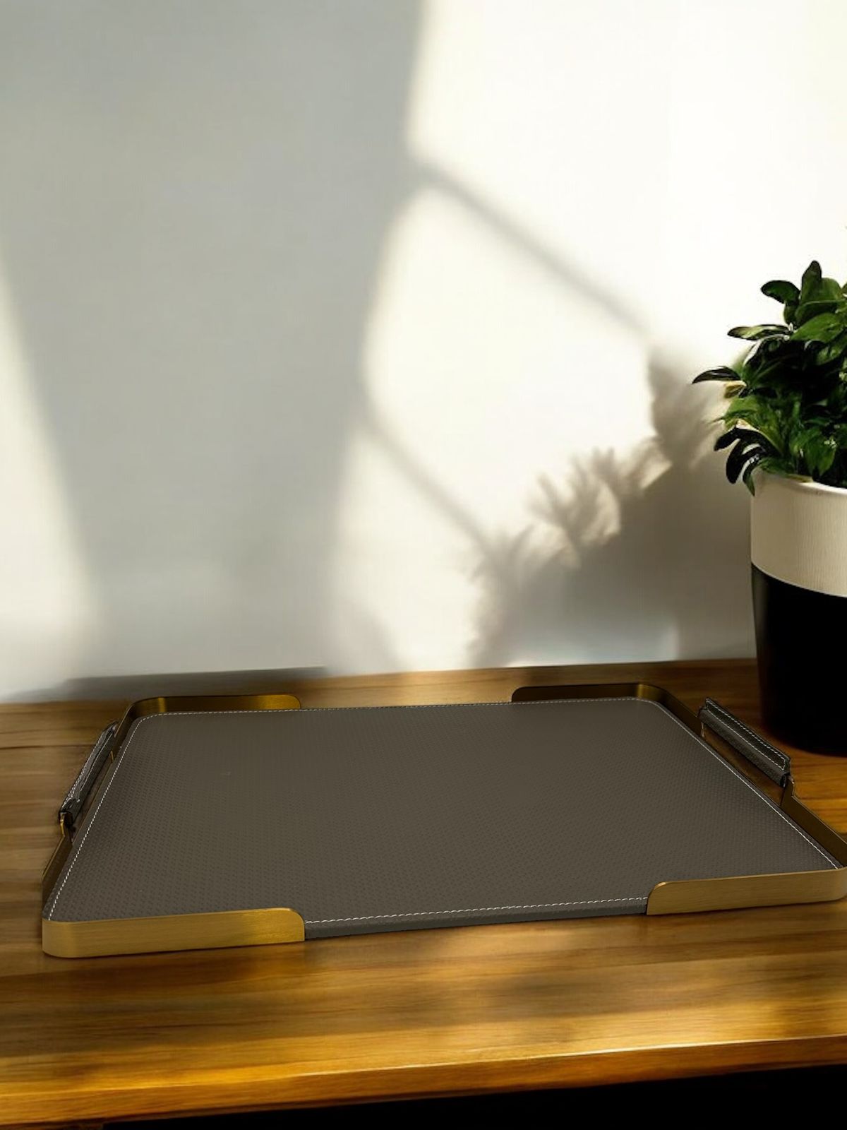 BANDEJA DECORATIVA COM BORDAS EM DOURADO - 45.5x30x4.5
