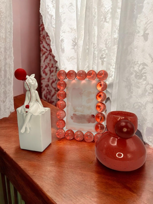 ESCULTURA MENINA COM O BALÃO VERMELHO - 22x10x10