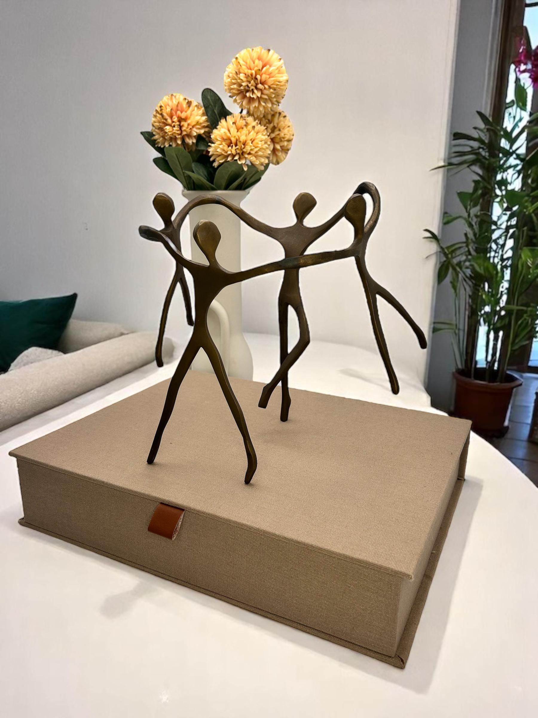 ESCULTURA DE FAMILIA EM RODA - METAL