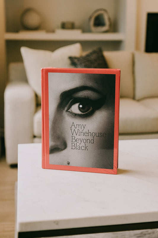 LIVRO AMY WINEHOUSE - BEYOND BLACK