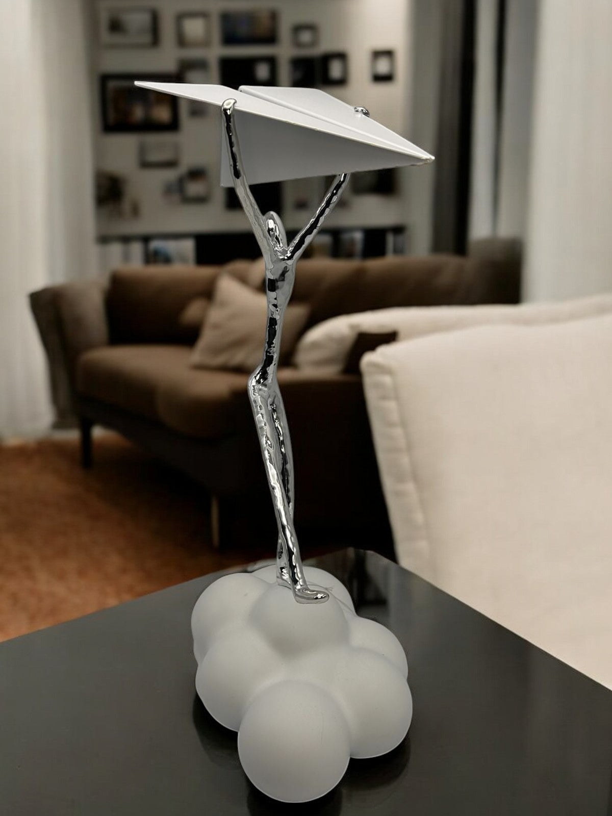 ESCULTURA MENINO E O AVIÃO - 27X18X44